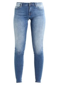 Jeans ajustados de denim en un tono azul claro, con una cintura de altura media, bolsillos frontales y una textura suave con un ligero desvanecimiento y marcas de desgaste.