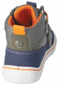 Kindersneaker met hoge schacht, voorzien van een grijze mesh bovenkant, oranje binnenkant en blauwe suède accenten, met klittenbandsluitingen en een witte rubberen zool.