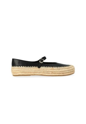 Scarpa Mary Jane nera con suola platform in fibra naturale intrecciata e una piccola fibbia dorata sulla parte superiore.