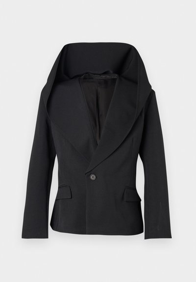 Blazer nero con un ampio colletto drappeggiato, chiusura a singolo bottone e due tasche frontali. Presenta una vestibilità sartoriale e una texture di tessuto liscia.