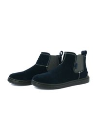 Stivaletti alla caviglia in camoscio blu navy con pannelli elastici laterali, dettagli di cucitura bianca e suola in gomma nera. Dotati di linguetta per una facile indossabilità.