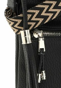 Zwarte leren tas met textuur, voorzien van een beige en zwarte zigzag stoffen riem, een zilveren ritssluiting en een gevlochten leren ritstrekkertje met zilveren uiteinden.