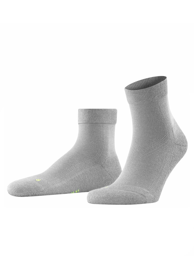 Graue Knöchelsocken aus weichem Stoff mit strukturiertem Design, ausgestattet mit einem gerippten Bündchen und einem kleinen grünen Logo-Detail an der Seite.