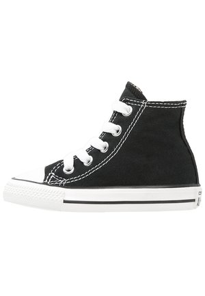Sort højtop canvas sneaker med hvide snørebånd, hvid gummisål og synlige hvide syninger, vist fra indersiden.