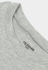 Šedé bavlněné tričko s kulatým výstřihem. V oblasti krku je vytištěn černý nápis "TEZENIS KIDS". Měkká textura, neformální design.