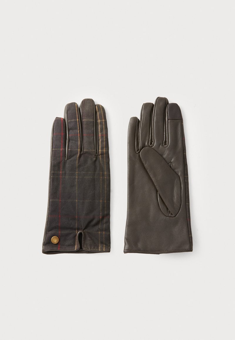 Kožené a textilní rukavice; jedna hnědá kožená, druhá s kostkovaným vzorem v červené a žluté. Pozoruhodné detaily zahrnují logo na kostkované rukavici.