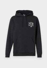 Μαύρο φούτερ New Balance με τσέπη μπροστά και λευκό λογότυπο στο αριστερό στήθος, με ρυθμιζόμενο κορδόνι στη κουκούλα.