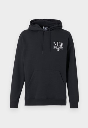 Must New Balance dressipluus eesmise tasku ja vasakul rinnal valge logotekstiga, reguleeritava nööriga kapuutsiga.