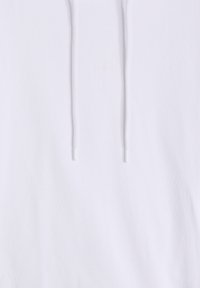 Sudadera blanca con capucha hecha de una mezcla suave de algodón. Cuenta con cordones ajustables y un logotipo sutil en relieve en el centro.