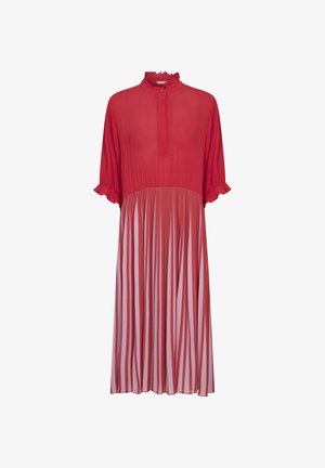 Crvena plisirana haljina s kratkim nabranim rukavima, visoki ovratnik s kopčanjem na dugme, prozirni gornji sloj preko čvrstog donjeg sloja.