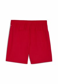 Červené sportovní šortky s elastickým pasem, s hladkým povrchem a jednoduchým designem bez vnějších kapes nebo vzorů.