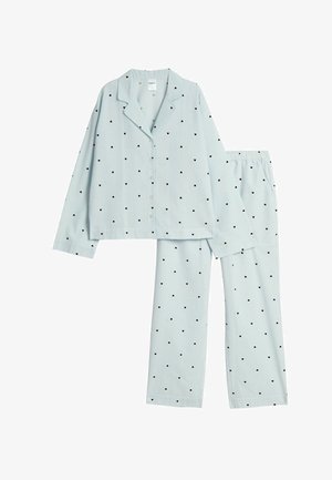 Lyseblåt pyjamasæt med langærmet skjorte med knapper og bukser med elastisk talje, dekoreret med små sorte hjerter.