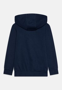 Marinblå hoodie med en pullover-design, stor huva och ribbade muddar och fåll. Slät textur utan synliga mönster eller detaljer.