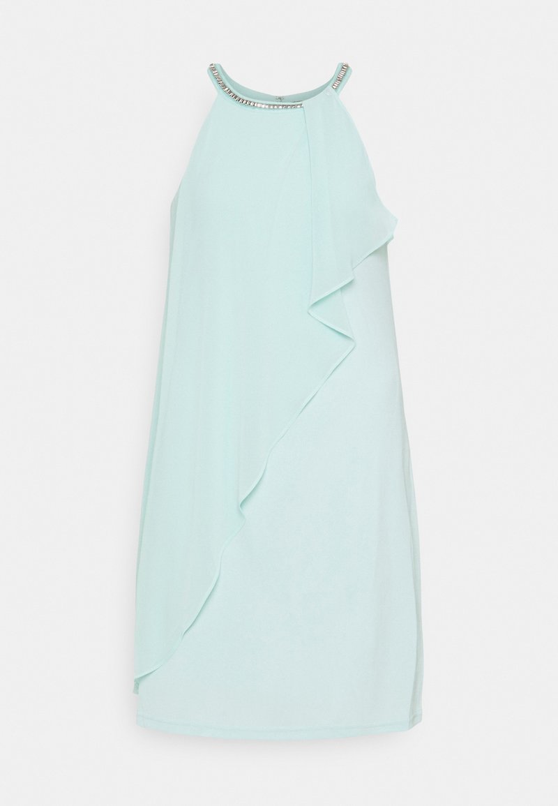 Robe bleu clair sans manches avec volant asymétrique à l'avant et encolure ornée de bijoux sur fond uni.