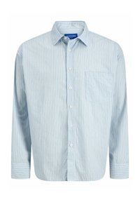Světle modrá pruhovaná košile s dlouhým rukávem, s límečkem na knoflíky, přední kapsou a bílými knoflíky. Materiál vypadá hladce s jemnou texturou.