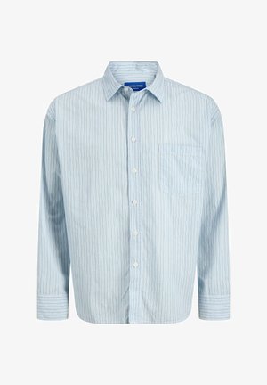 Ανοιχτό μπλε ριγέ πουκάμισο με κουμπιά και τσέπη, σε συνδυασμό με κρεμ παντελόνι σε φαρδιά γραμμή και λευκά αθλητικά παπούτσια. Απλός σχεδιασμός και άνετη εφαρμογή.