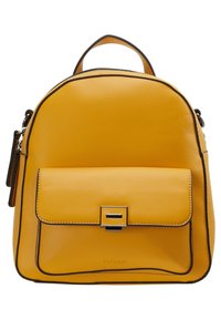 Sac à dos en cuir jaune de forme arrondie, avec une poche avant, une quincaillerie argentée et un contour noir soulignant les bords.