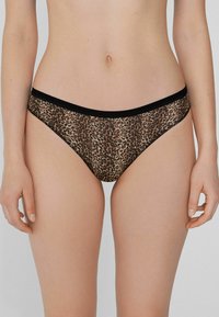 Leopardprint string met een zwarte tailleband, gemaakt van een lichte stof en ontworpen zonder naden voor maximaal comfort.