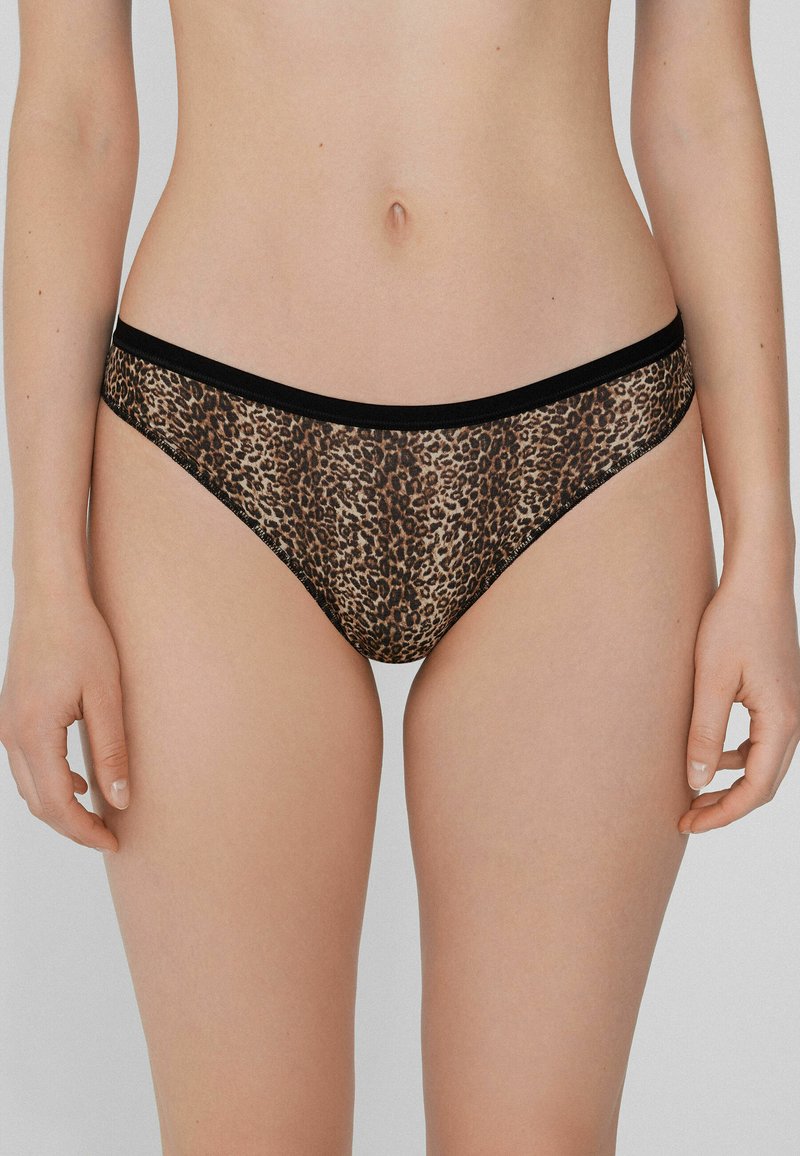 Leopardprint string met een zwarte tailleband, gemaakt van een lichte stof en ontworpen zonder naden voor maximaal comfort.
