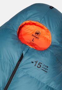 Daunenschlafsack in Türkis mit orangefarbener Innenseite. Ausgestattet mit Reißverschluss, Logo und einer Temperaturbewertung von -15 °C. Große Größe angegeben.