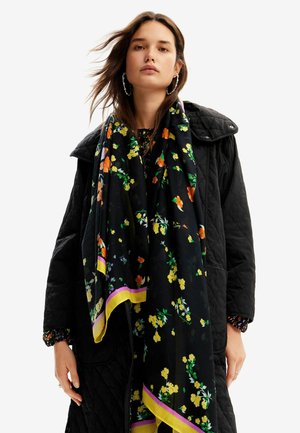 Écharpe noire à motifs floraux présentant des fleurs colorées orange et jaunes, agrémentée de bordures violettes et jaunes vives, confectionnée en tissu doux.