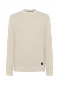Beige gestrickter Pullover mit langen Ärmeln, gerippten Bündchen und Saum, Rundhalsausschnitt und kleinem schwarzen und braunen Markenlabel nahe dem unteren Saum.