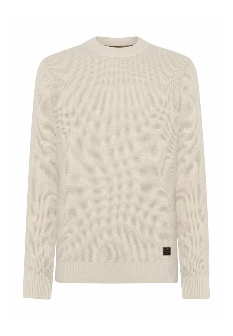 Beige gestrickter Pullover mit langen Ärmeln, gerippten Bündchen und Saum, Rundhalsausschnitt und kleinem schwarzen und braunen Markenlabel nahe dem unteren Saum.