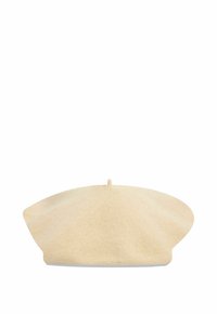 Boina color crema hecha de un tejido suave, con forma redondeada, pequeña tapa superior y textura lisa y uniforme. Sin patrones ni adornos visibles.