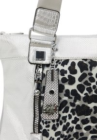 Sølv-textureret håndtaske med sort leopardprint. Funktioner inkluderer en metal lynlås, et tekstureret mærke og en dekorativ charms.
