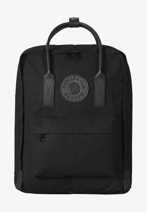 Mochila Fjällräven Kånken preta, feita de um tecido durável, com uma alça na parte superior, bolso frontal com fecho e um destacado patch redondo com o logótipo.