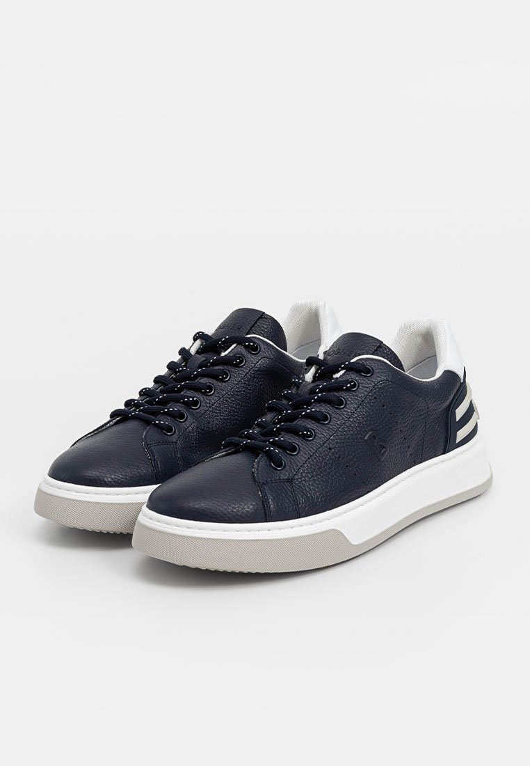Navy Leder Sneakers mit strukturierter Oberfläche, weißer Sohle und schwarzen Schnürsenkeln. Verfügt über ein dezentes Logo und drei Akzentstreifen an der Ferse.