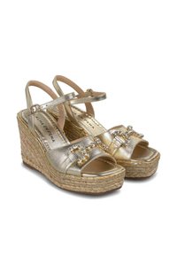 Gouden metalen wedge sandalen met twee brede banden verfraaid met strass, een gevlochten jute plateau en een verstelbare enkelband.