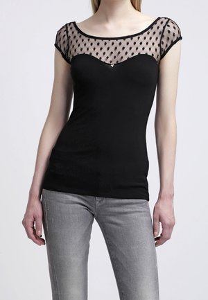 Zwart nauwsluitend topje met een doorschijnende, gestippelde mesh-inzet en kobaltmouwtjes. Heeft een sweetheart-halslijn en een klein decoratief accent aan de voorkant.