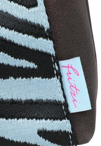 Zwart en lichtblauw stof met een gestreept patroon, met een roze "fuitai" label op een bruine textuur achtergrond.