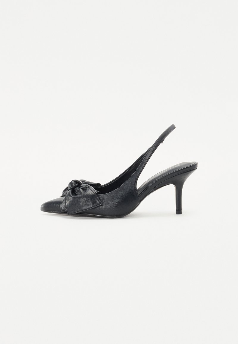 Slingback høyhælte sko i svart skinn, med spiss tå og sløyfedetalj på fronten, samt en slank, avsmalnet hæl.