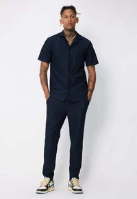 Sélectionné, bleu marine