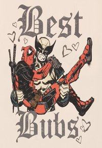 Design grafického trička zobrazuje dvě postavy: svalnatou postavu v béžové a černé barvě a další v červené a černé, na světlém pozadí s stylizovaným textem.