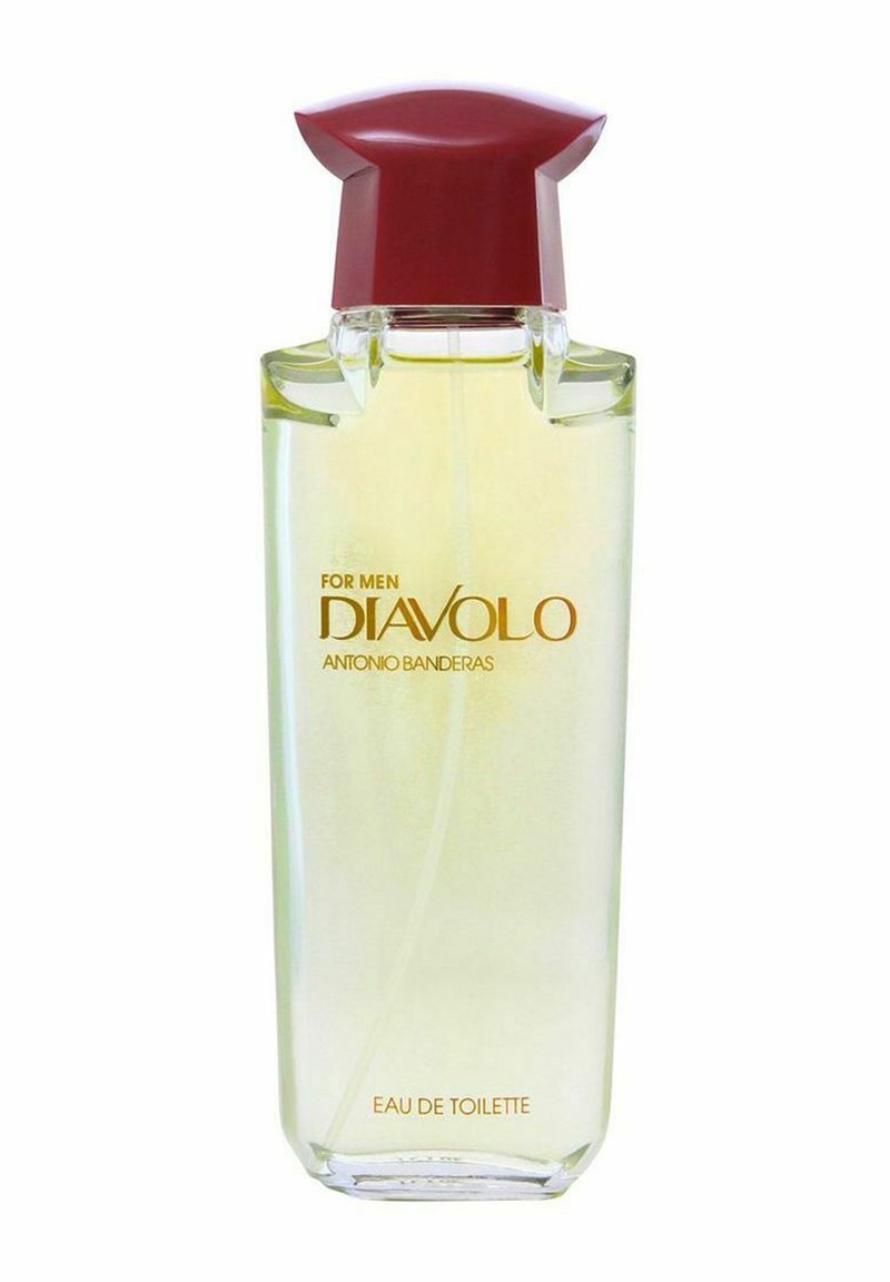 Klar glasflaska med ett rött lock, som innehåller ljusgul parfym. Har guldtexten "FÖR MÄN DIAVOLO ANTONIO BANDERAS" och "EAU DE TOILETTE."
