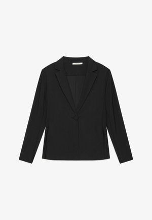 Blazer nero da donna con maniche lunghe, chiusura con un solo bottone e colletto con rever a sciancratura su sfondo bianco.