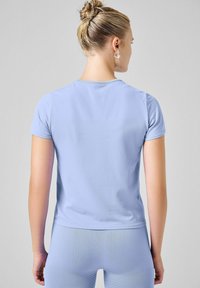 Casall ESSENTIAL BLOCK SEAMLESS - Camiseta básica - breeze blue