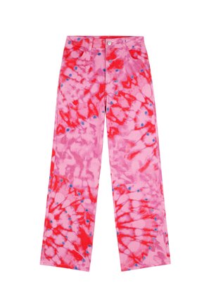 Roze tie-dye jeans met een mix van rode en blauwe accenten, met een recht gesneden ontwerp en vijf zakken. Het materiaal lijkt zacht en textuur te hebben.