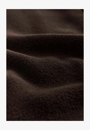 Material fleece maro care prezintă o textură bogată și moale cu un model ondulat, evidențiind aspectul său pufos și cald.