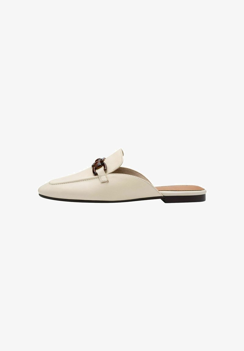 Mules en cuir crème à enfiler avec un bout pointu, ornés d'un accent en matériel décoratif marron et d'une semelle basse marron. Texture lisse sur l'ensemble.
