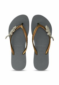 Chinelles en caoutchouc gris avec semelle texturée, brides marron et un accent décoratif de gecko en argent sur chaque bride.