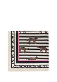 Hodvábny šál s čierno-bielym pruhovaným vzorom, zdobený hnedými leopardími potlačami a s ružovým okrajom a čiernym textom.