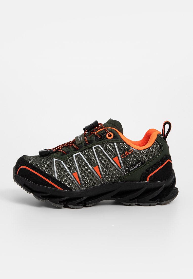 Zapato verde impermeable con acentos naranjas, superficie de malla texturizada, rayas reflectantes plateadas y una suela negra acolchada para mayor tracción.