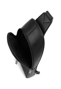 Schwarze Lederslingtasche mit einem Reißverschluss, glatter Oberfläche und einem dreieckigen Tragegurt. Das Innere ist unliniert und hat keine zusätzlichen Taschen.