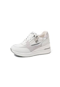 Sneaker bianco con un mix di pelle liscia e suede, caratterizzato da un pannello in tessuto texture e dettagli metallici. Suola spessa in stile wedge.