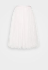 Een knie-lange, witte tule rok met een doorschijnende textuur, gelaagd ontwerp en een satijnen tailleband. Versierd met subtiele, verspreide pailletten.