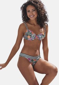 Set di bikini floreale verde con motivi rosa e arancioni; reggiseno imbottito con stecche e spalline a righe; slip a vita bassa abbinato con fascia a righe.
